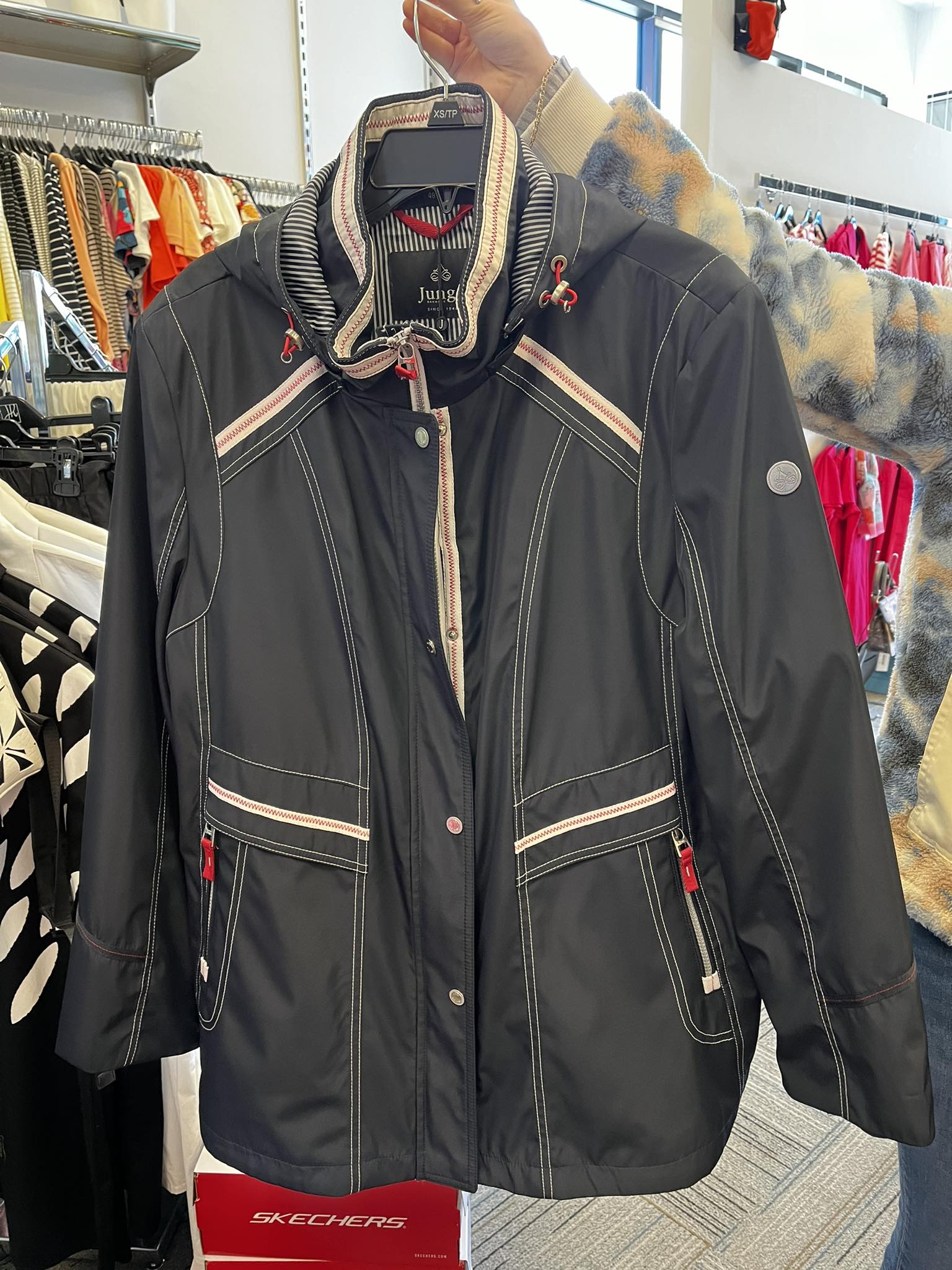 JUNGE MANTEAU POUR FEMME IMPERMEABLE MARINE DETAIL BLANC/ROUGE