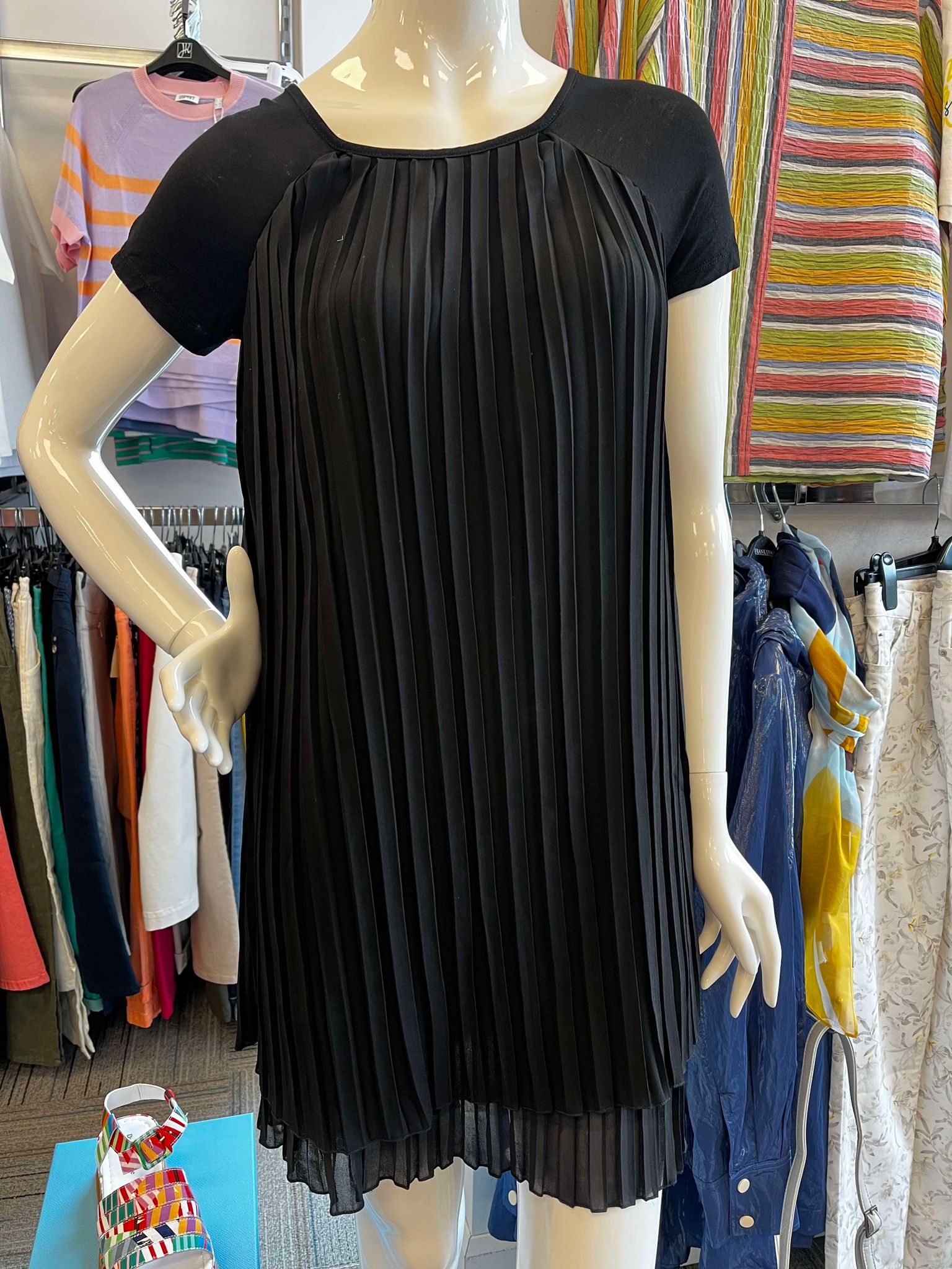 Pistache robe manche courte accordéon noir