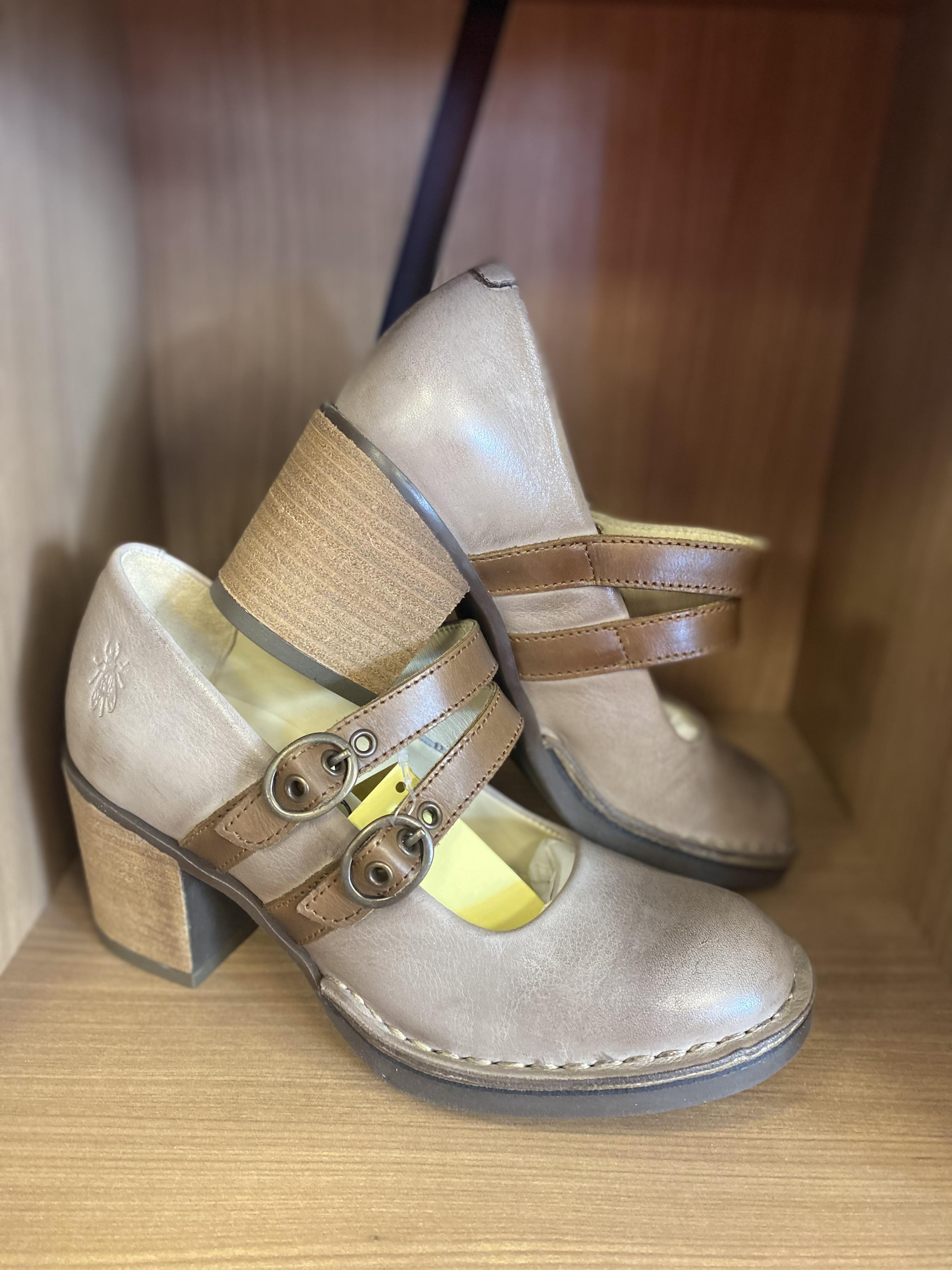 Fly london soulier talon bloc avec ganse taupe camel