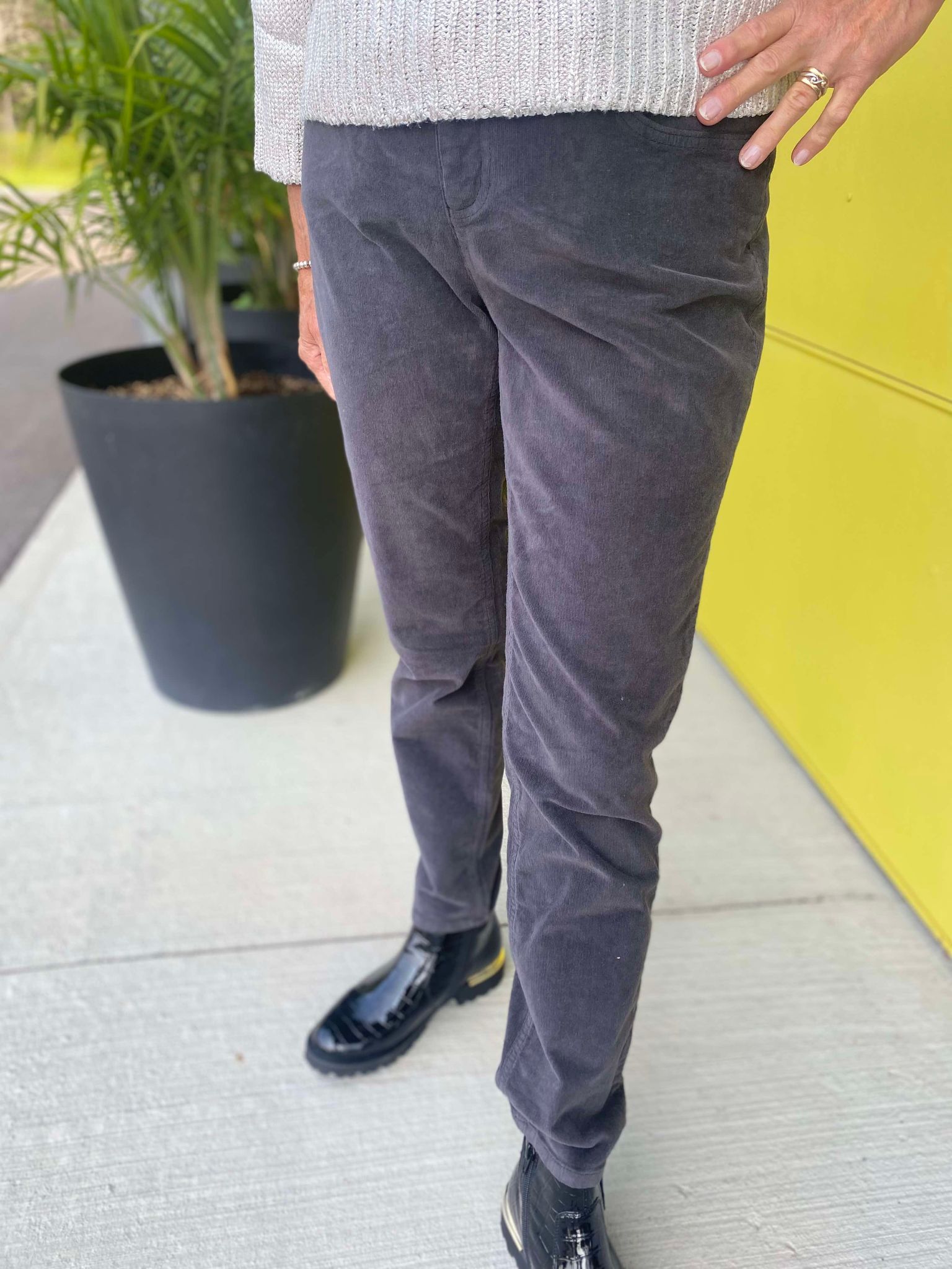 Oui Pantalon en velours côtelé dark grey