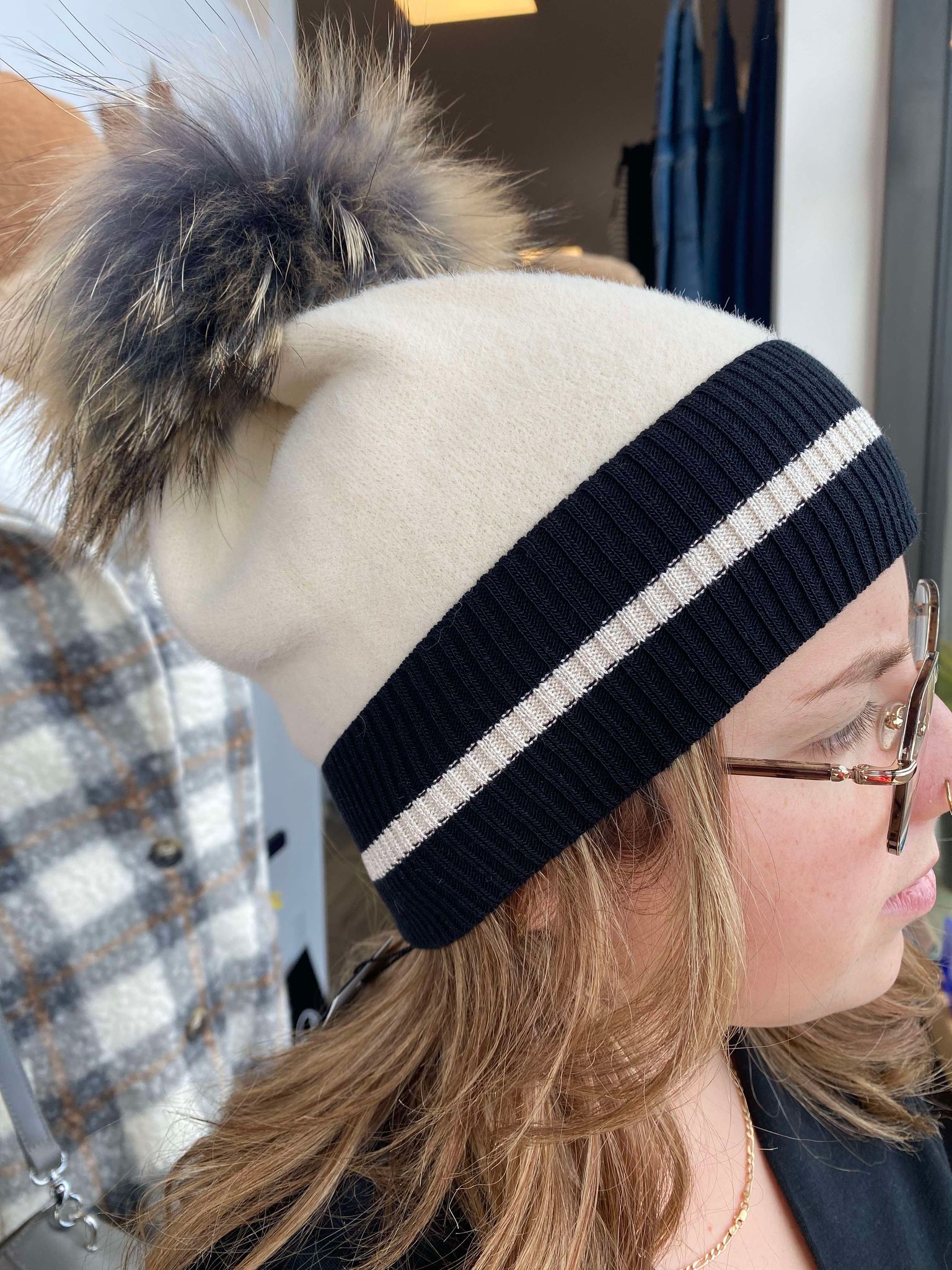 LAFLEUR tuque ivoire bordure noir pompom
