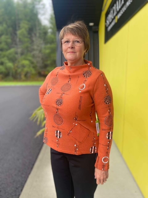 Trisha Tyler Chandail col montant orange avec motifs