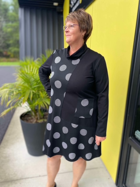 Pure Robe noire avec ronds col baveux
