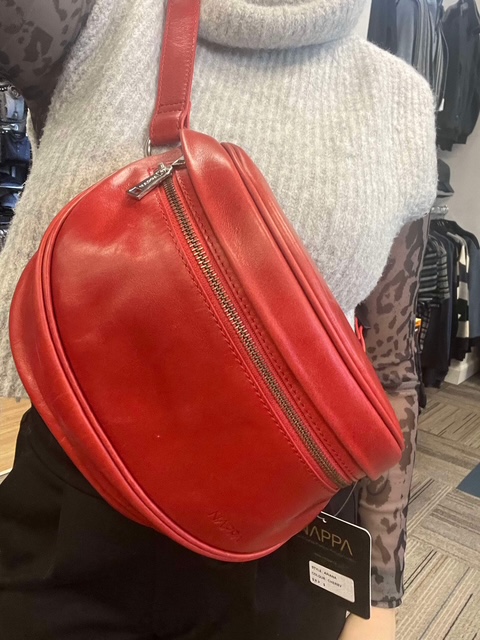 Nappa Ariana cherry sac banane en cuir rouge cerise