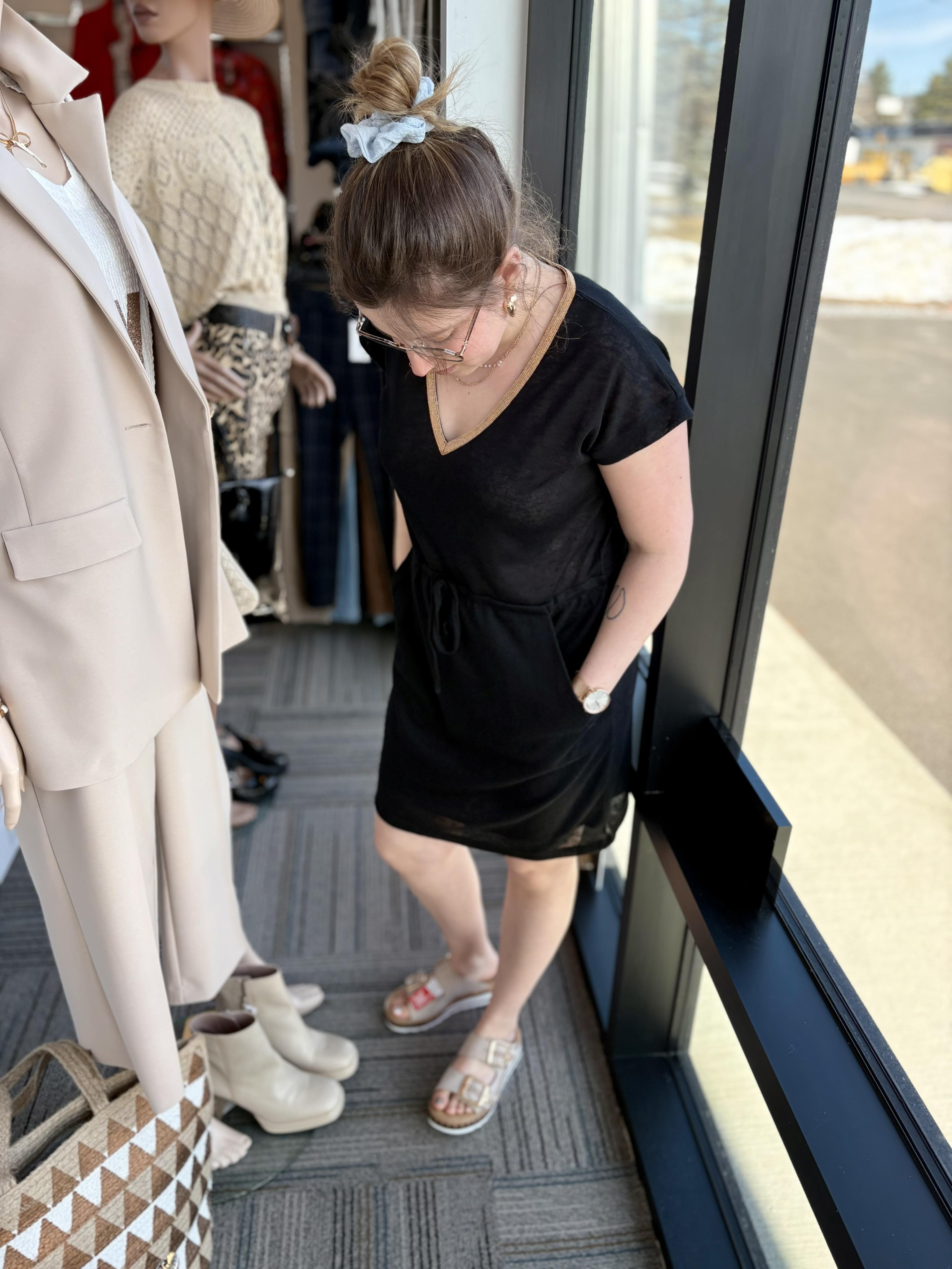 Molly Bracken robe tricot détail or au col