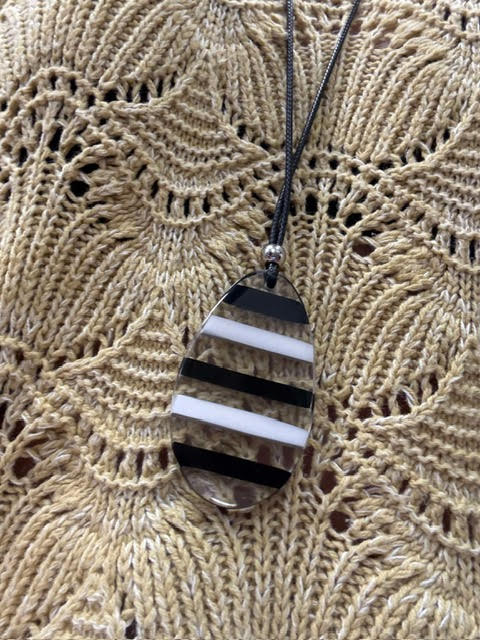 Tom & Eva Collier ajustable avec pendentif rayé noir et blanc