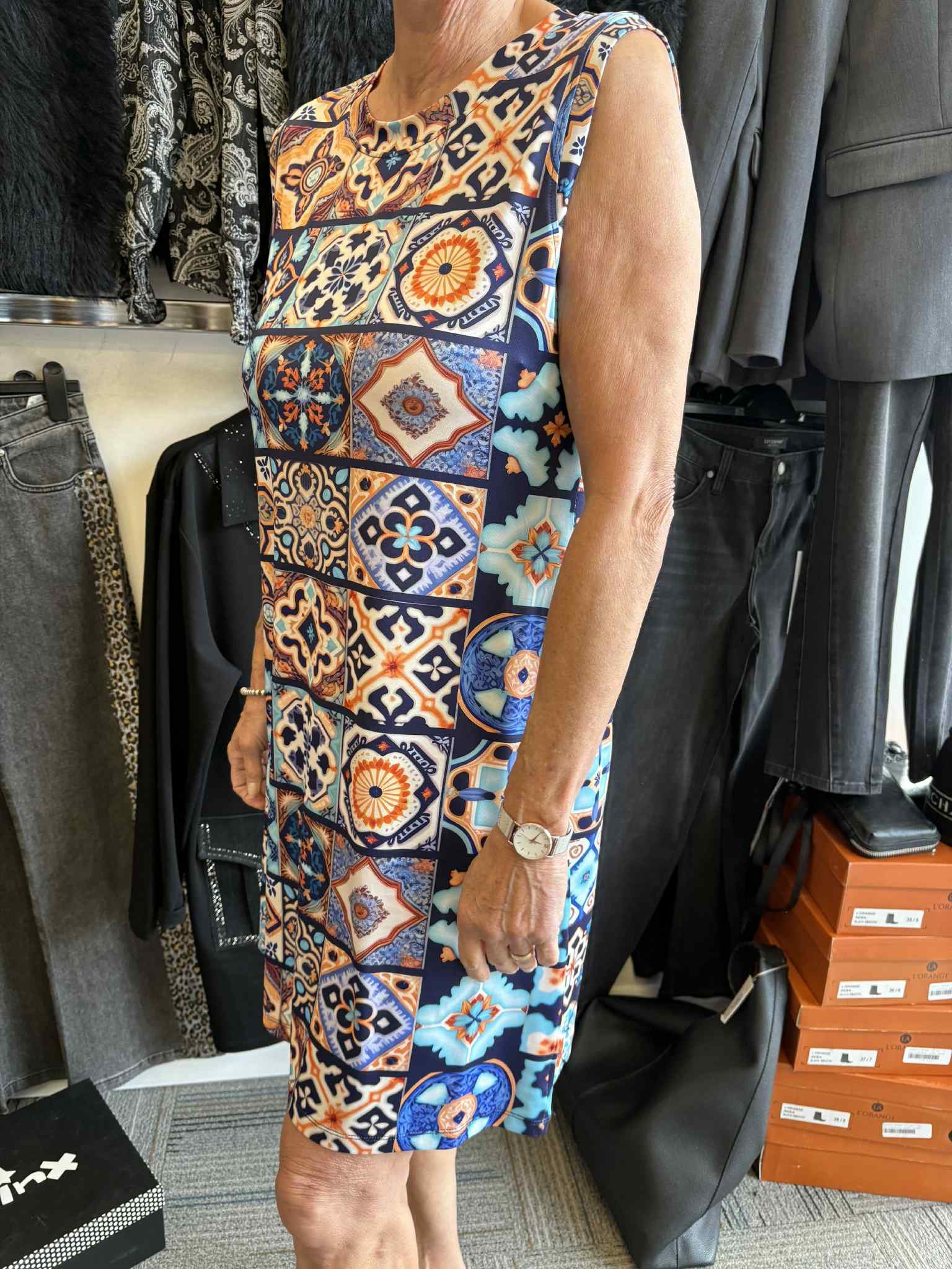 Miss Versa charis robe sans manche col rond imprimé