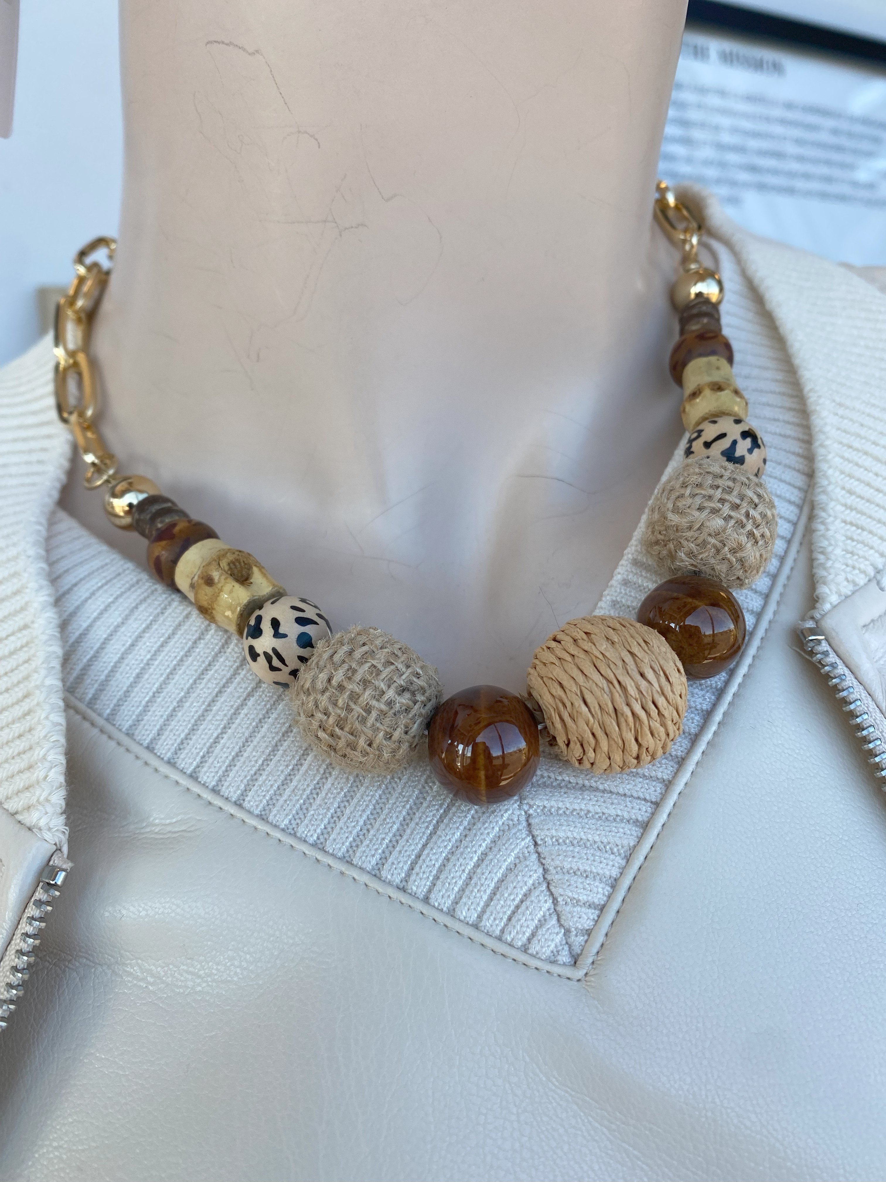 Caracol collier en billes de bois et rafia chaine de métal