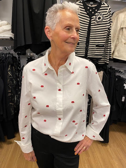 Oui ! Blouse blanche avec bouches rouges
