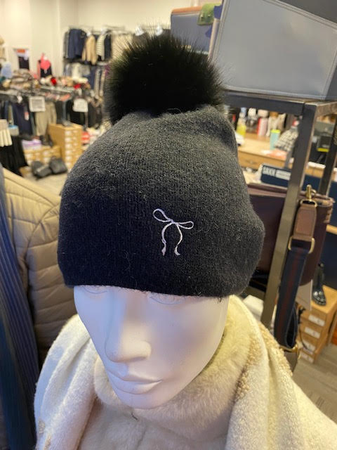 Molly Bracken Tuque en tricot noire avec pompon et petite boucle brodée