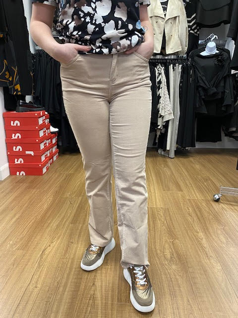 Charlie B Pantalon en velours côtelé jambe droite