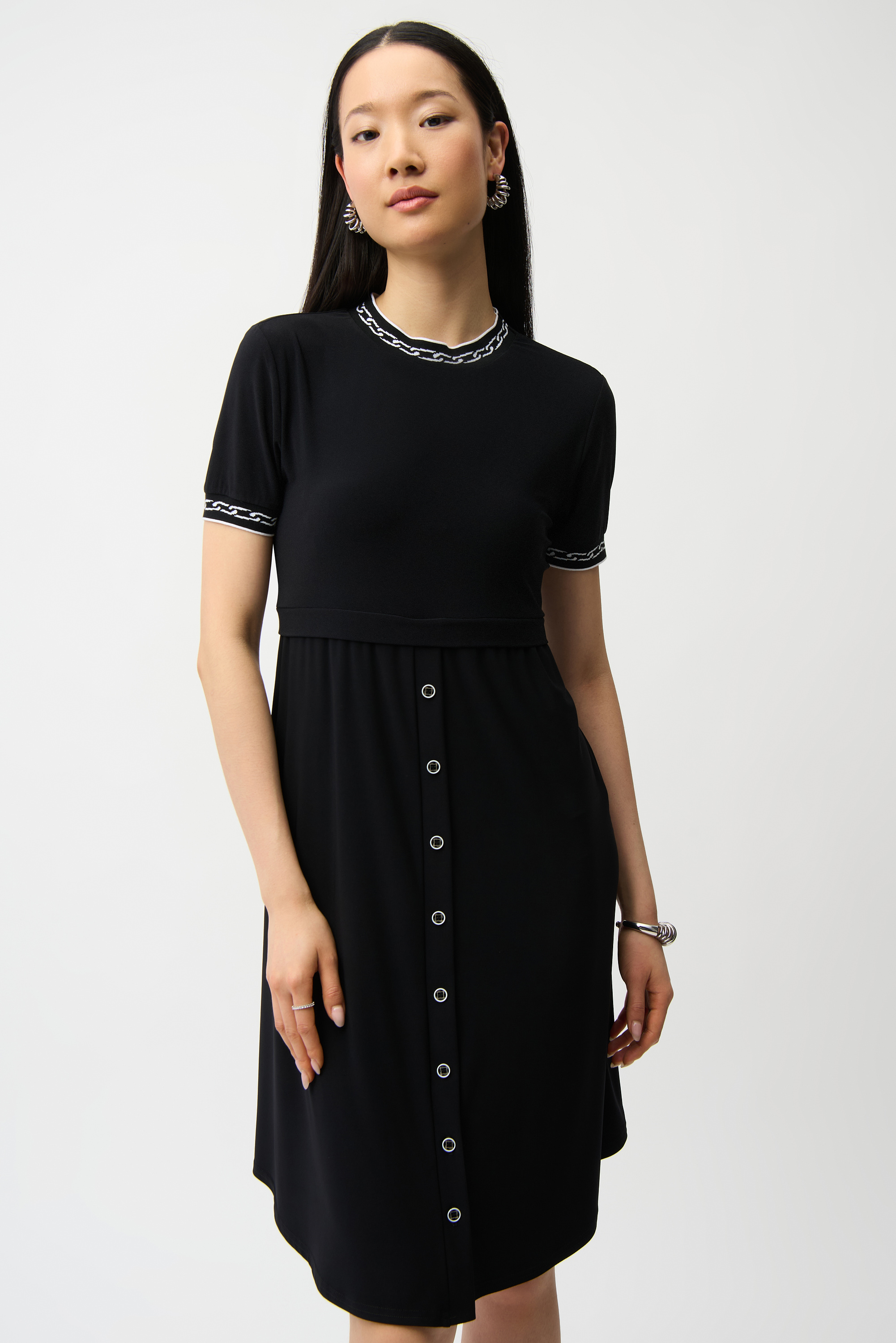 Joseph Ribkoff Robe ajustée-évasée en tricot soyeux avec jupe à boutons sur le devant